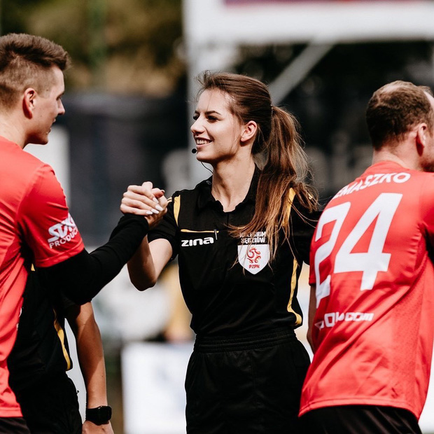 Đứng hình trước nữ trọng tài quyền rũ nhất thế giới: Đã xinh đẹp lại sở hữu body cực nóng bỏng, khiến cánh cầu thủ chỉ muốn phạm lỗi để nhận thẻ-3