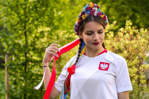 Đứng hình trước nữ trọng tài quyền rũ nhất thế giới: Đã xinh đẹp lại sở hữu body cực nóng bỏng, khiến cánh cầu thủ chỉ muốn phạm lỗi để nhận thẻ-5