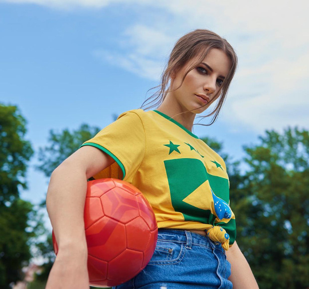 Đứng hình trước nữ trọng tài quyền rũ nhất thế giới: Đã xinh đẹp lại sở hữu body cực nóng bỏng, khiến cánh cầu thủ chỉ muốn phạm lỗi để nhận thẻ-7