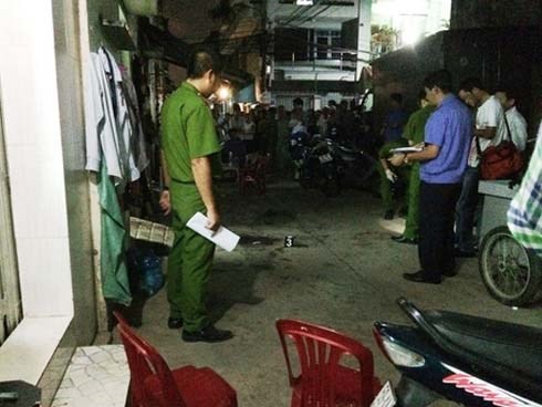 Khóa cửa nhốt bạn gái rồi đi nhậu, thanh niên bị đâm chết