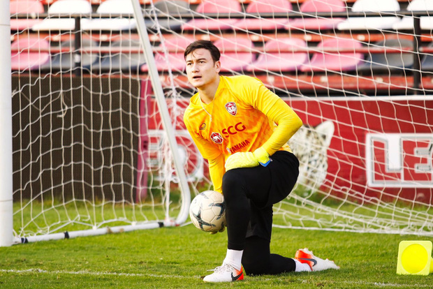 Văn Lâm về Nga hẹn hò cùng Yến Xuân khi đội nhà đá tập, làm dấy lên tin đồn rời Muangthong United đầu mùa giải 2020-3