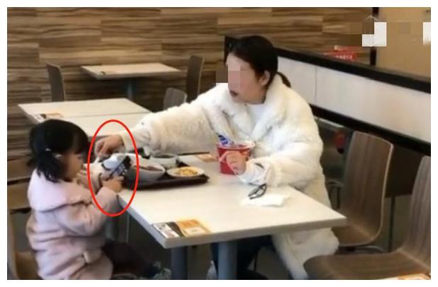 Mẹ ăn mì 20.000 đồng còn con chọn suất đặc biệt 200.000 đồng: Khi sự hy sinh của phụ huynh không phải cách giáo dục được đánh giá cao-2