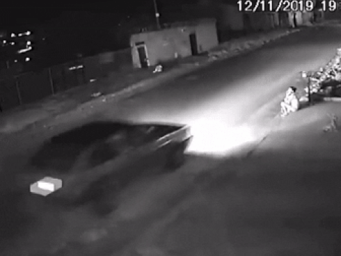 Ngồi ở lề đường gọi điện giữa đêm, cô gái trẻ hú hồn khi suýt bị bắt cóc