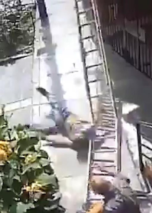 Khó chịu khi thấy có thang dựng trên vỉa hè, ông bác cục súc cố tình lắc thang thật lực khiến người ở trên ngã xuống từ độ cao 10m-2