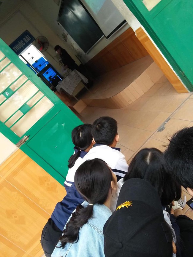 Học sinh trải chiếu trước cửa phòng học để hóng, tưởng drama gì hoá ra sự kiện mang tên: Họp phụ huynh-1