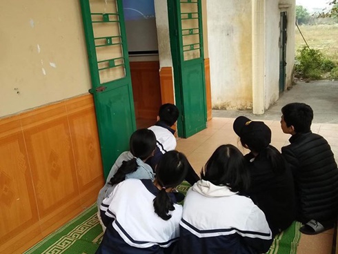 Con nằng nặc đòi mua đồ chơi, bố áp dụng chiêu cao tay nằm lăn ra ăn vạ giữa siêu thị khiến con sợ hết hồn-4