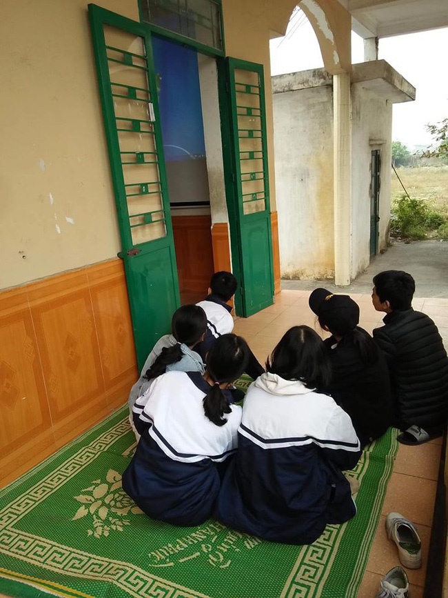 Học sinh trải chiếu trước cửa phòng học để hóng, tưởng drama gì hoá ra sự kiện mang tên: Họp phụ huynh-2