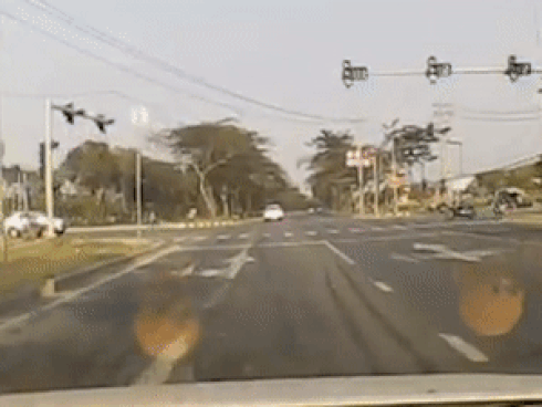 Xe máy vượt đèn đỏ bị ôtô đâm trúng