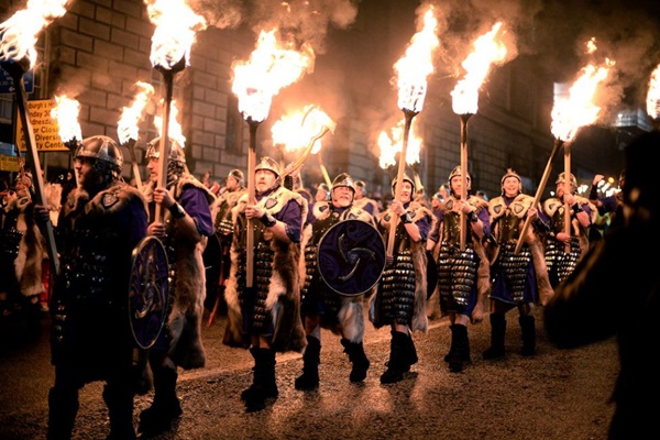 Đập bát và những phong tục đón năm mới ấn tượng trên thế giới-5