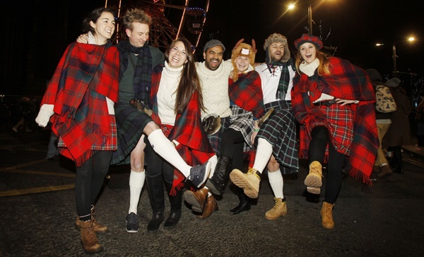 Đập bát và những phong tục đón năm mới ấn tượng trên thế giới-6