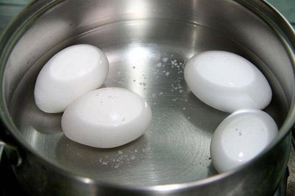 Thói quen nhiều người mắc khi luộc biến trứng gà thành chất độc-2