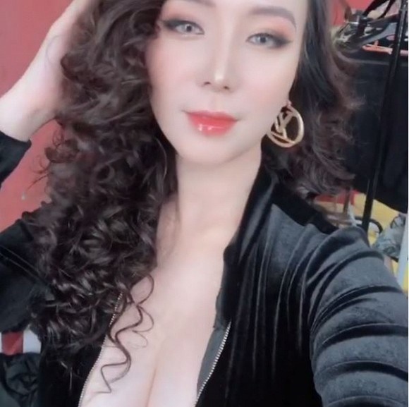 Bà xã Khắc Việt chẳng ngại đăng ảnh gợi cảm sau khi bị đổ oan lộ clip nhạy cảm-3