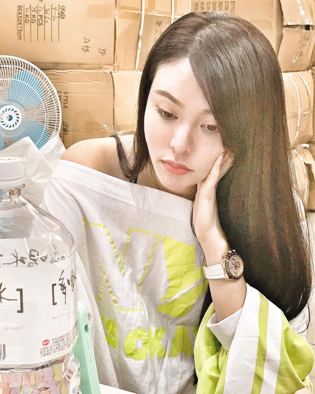 Nữ nhân viên xếp hàng kho xinh đẹp gây tranh cãi vì ăn mặc quyến rũ: Sở thích cá nhân hay làm lố?-2