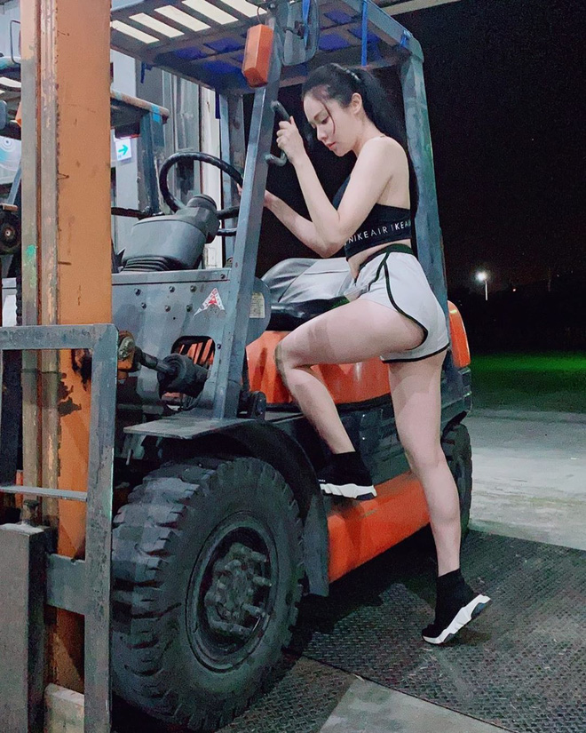 Nữ nhân viên xếp hàng kho xinh đẹp gây tranh cãi vì ăn mặc quyến rũ: Sở thích cá nhân hay làm lố?-4