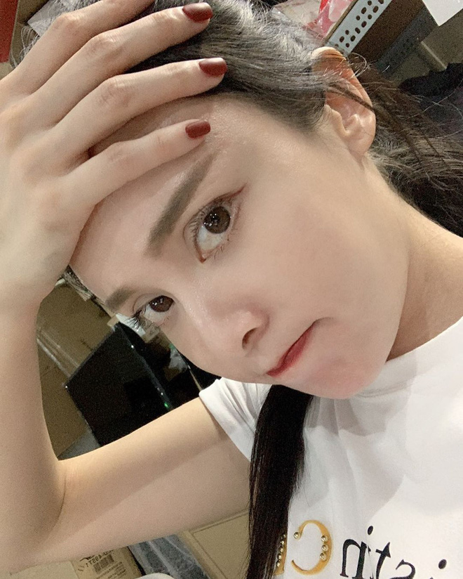 Nữ nhân viên xếp hàng kho xinh đẹp gây tranh cãi vì ăn mặc quyến rũ: Sở thích cá nhân hay làm lố?-5