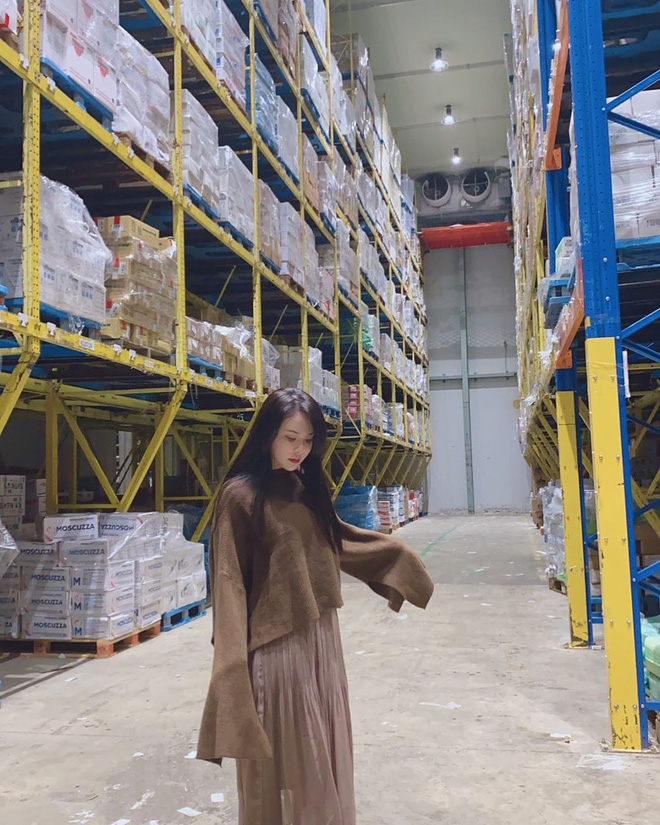 Nữ nhân viên xếp hàng kho xinh đẹp gây tranh cãi vì ăn mặc quyến rũ: Sở thích cá nhân hay làm lố?-8