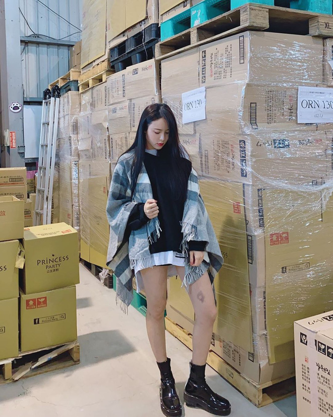 Nữ nhân viên xếp hàng kho xinh đẹp gây tranh cãi vì ăn mặc quyến rũ: Sở thích cá nhân hay làm lố?-9