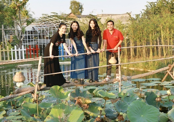 Vợ chồng Quyền Linh thăm cơ ngơi rộng 1.600 m2 của em trai Quyền Lộc-2