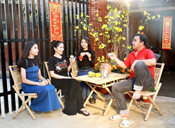 Vợ chồng Quyền Linh thăm cơ ngơi rộng 1.600 m2 của em trai Quyền Lộc-6