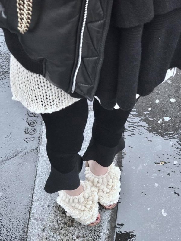 Thứ 2 cuối cùng trong năm, Hồ Ngọc Hà diện dép chổi lau nhà huyền thoại từ ba năm trước-3