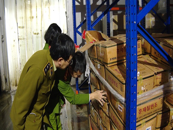 Hà Nội: Phát hiện kho chứa 25 tấn chân gà tây đã bốc mùi-3