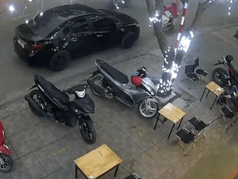 Mẹ lơ đễnh, em bé vặn tay ga lao xe lên lề