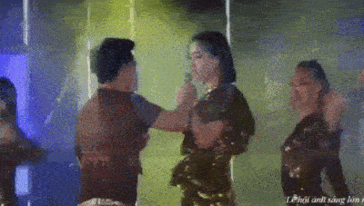 Loạt sự cố dở khóc dở cười của sao Việt năm 2019: Tình tiết cực căng, Bích Phương bị giật mic chưa sốc bằng Thúy Vân-2