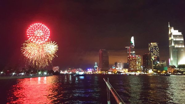 Ghim ngay 6 địa điểm ngắm pháo hoa đẹp nhất Sài Gòn dịp Tết Dương lịch 2020, lập hội đi countdown đón năm mới liền thôi!-5