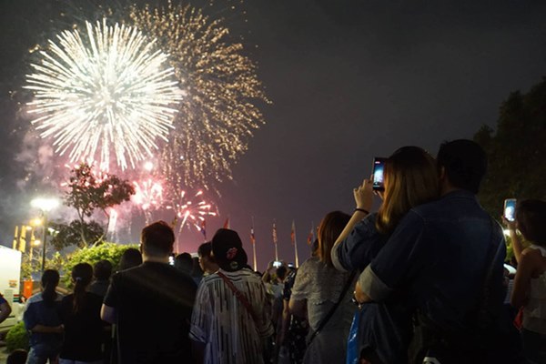 Ghim ngay 6 địa điểm ngắm pháo hoa đẹp nhất Sài Gòn dịp Tết Dương lịch 2020, lập hội đi countdown đón năm mới liền thôi!-12