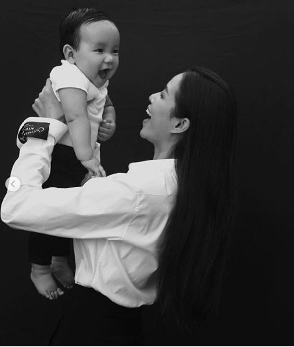Phạm Hương công khai ảnh cận mặt con trai, có vẻ như cậu bé sở hữu đường nét của bố?-2