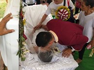 Chuyện tình đẫm nước mắt của chàng trai mất người yêu ngay trước thềm hôn lễ, ngày cưới cũng là ngày đám tang của cô dâu