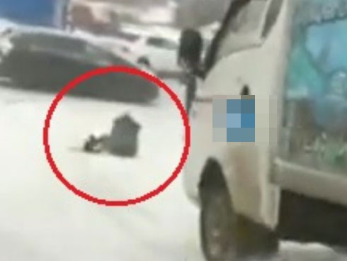 Người đàn ông nhanh tay kéo cô gái ngã ngay trước đầu xe tải