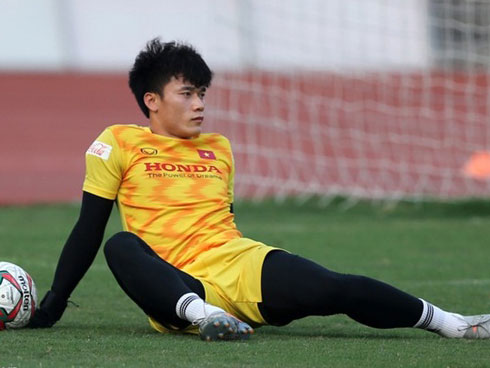 Được trao suất bắt chính, thủ thành Bùi Tiến Dũng thi đấu chắc chắn, khiến đối thủ nản lòng bằng hàng loạt pha bóng cực dũng mãnh-6