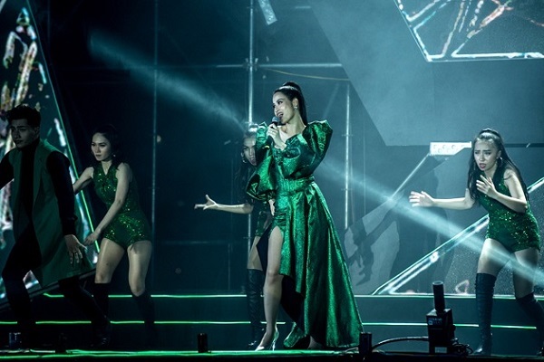 Đông Nhi, Ông Cao Thắng tái hiện ‘đám cưới thế kỷ’ trên sân khấu #Freetolove-3