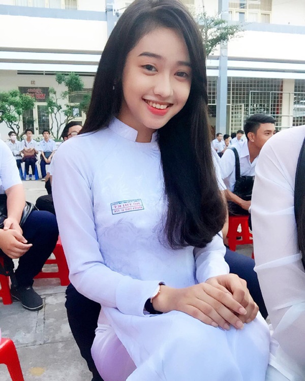 Nhìn lại style của Midu và Tuesday Thúy Vi kể từ ngày có biến: Người luôn nền nã đẹp xinh, người liên tục gây sóng gió khi mặc hở bạo, rút túi ngực-3