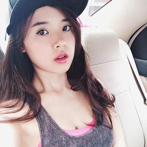 Nhìn lại style của Midu và Tuesday Thúy Vi kể từ ngày có biến: Người luôn nền nã đẹp xinh, người liên tục gây sóng gió khi mặc hở bạo, rút túi ngực-5