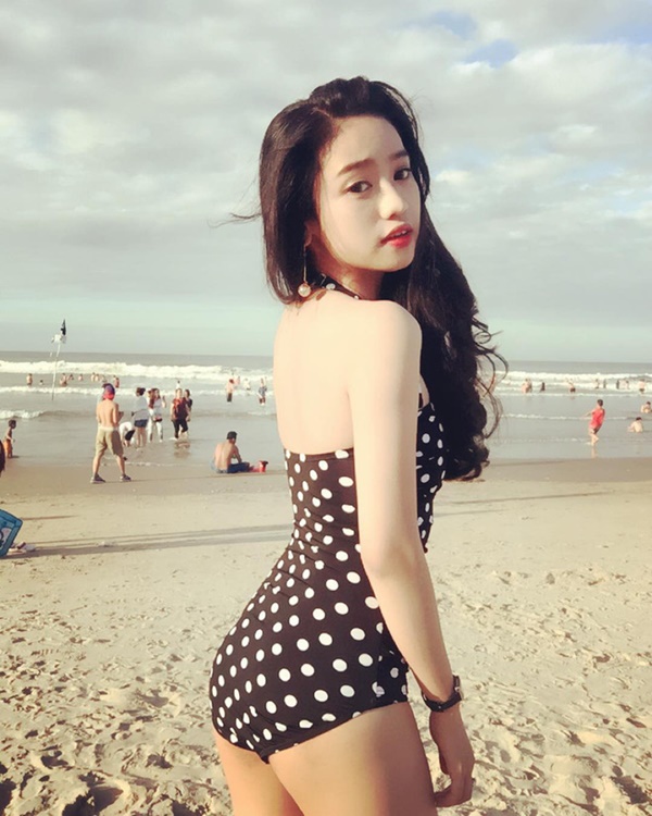 Nhìn lại style của Midu và Tuesday Thúy Vi kể từ ngày có biến: Người luôn nền nã đẹp xinh, người liên tục gây sóng gió khi mặc hở bạo, rút túi ngực-8