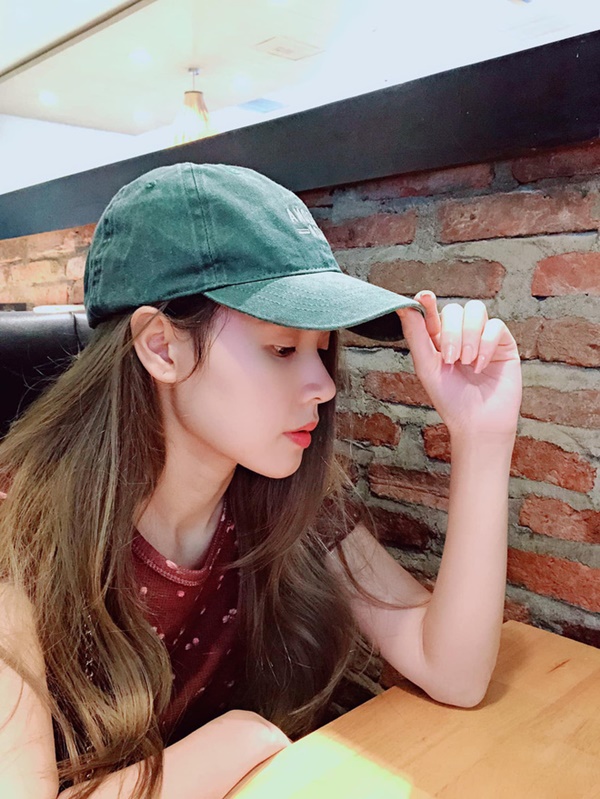 Nhìn lại style của Midu và Tuesday Thúy Vi kể từ ngày có biến: Người luôn nền nã đẹp xinh, người liên tục gây sóng gió khi mặc hở bạo, rút túi ngực-17