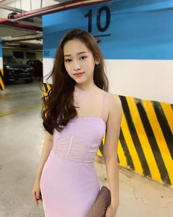 Nhìn lại style của Midu và Tuesday Thúy Vi kể từ ngày có biến: Người luôn nền nã đẹp xinh, người liên tục gây sóng gió khi mặc hở bạo, rút túi ngực-20