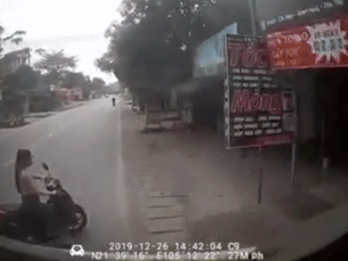 Tránh nữ lái xe máy sang đường không quan sát, ôtô lao vào nhà dân