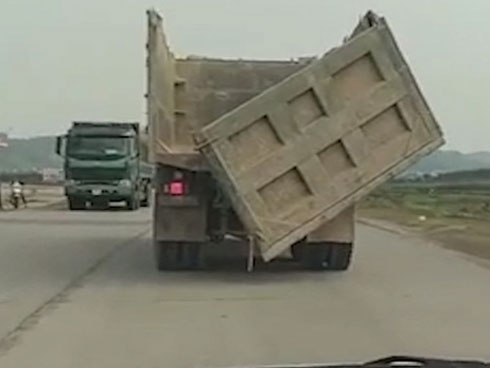 Thanh niên lao thẳng xuống hố tử thần vì mải chơi điện thoại-2