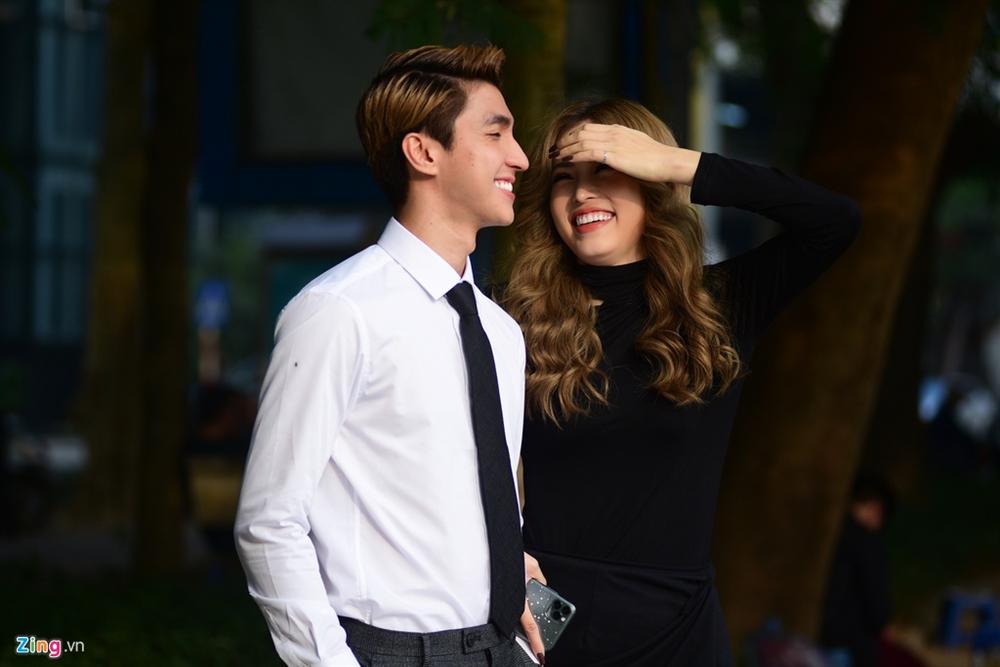 Á hậu Phương Nga tình cảm xuống phố với bạn trai Bình An-6