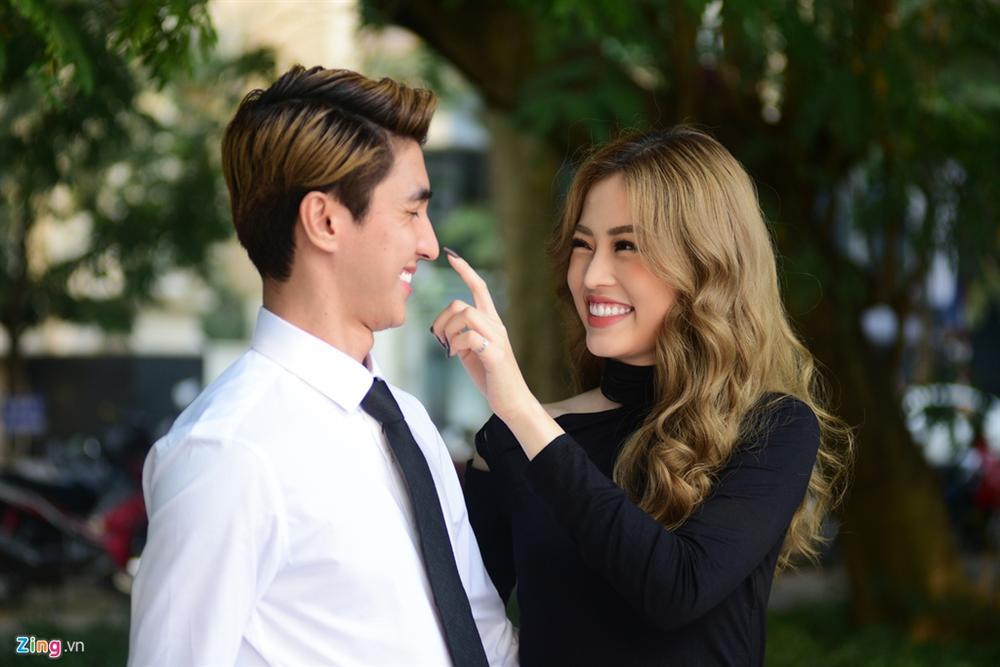 Á hậu Phương Nga tình cảm xuống phố với bạn trai Bình An-7