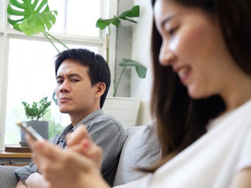 Sáng nay đi làm, đồng nghiệp đều nhìn tôi cười tủm tỉm một cách kỳ lạ, tôi hỏi nhưng không ai trả lời cho tới khi được xem bức ảnh trên facebook của vợ