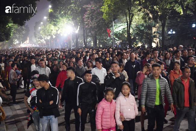 Những khoảnh khắc muốn ngộp thở lẫn mướt mát mồ hôi của biển người chờ đón giây phút giao thừa thập kỷ-7