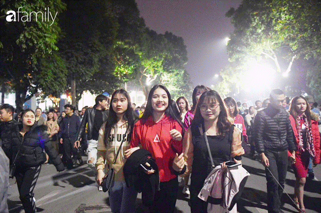 Những khoảnh khắc muốn ngộp thở lẫn mướt mát mồ hôi của biển người chờ đón giây phút giao thừa thập kỷ-9