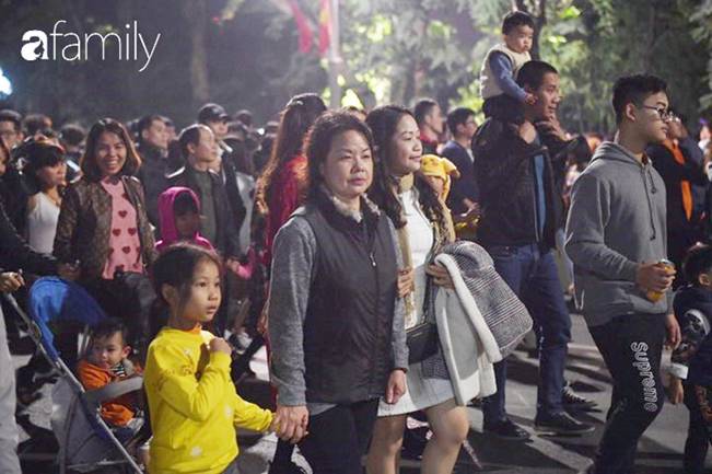 Những khoảnh khắc muốn ngộp thở lẫn mướt mát mồ hôi của biển người chờ đón giây phút giao thừa thập kỷ-10