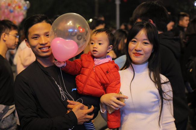 Những khoảnh khắc muốn ngộp thở lẫn mướt mát mồ hôi của biển người chờ đón giây phút giao thừa thập kỷ-15