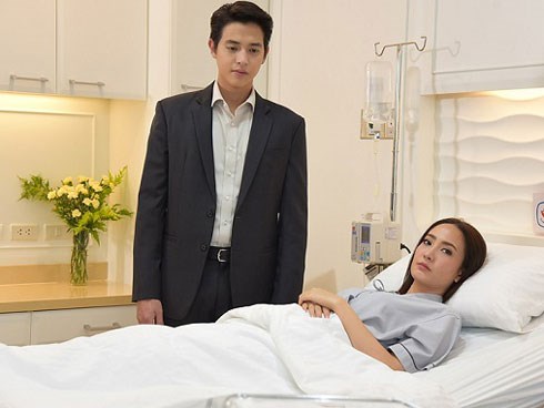Rời phòng sinh, tôi đưa mắt tìm người nhà nhưng chồng tôi trừng mắt quát: