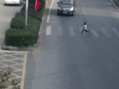 Container mất lái suýt cán trúng xe máy-1